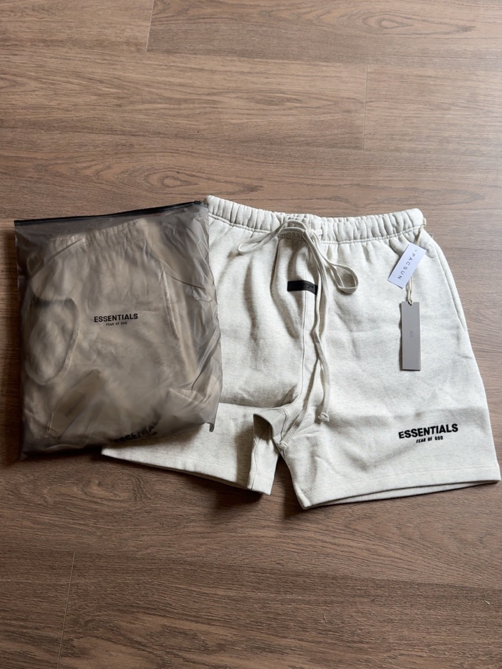 ESSENTIAL Shorts light gray